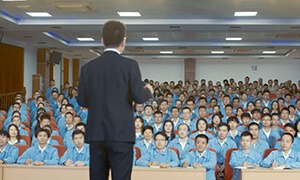 注重科研合作、汇聚人才